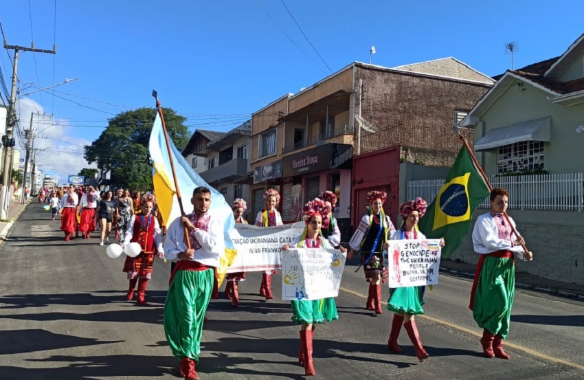 Em Mafra, passeata pediu Paz na Ucrânia com união de descendentes e representações