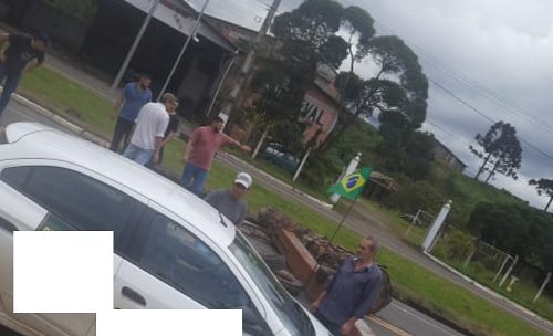 Manifestantes iniciam bloqueio da rodovia BR-153, em General Carneiro