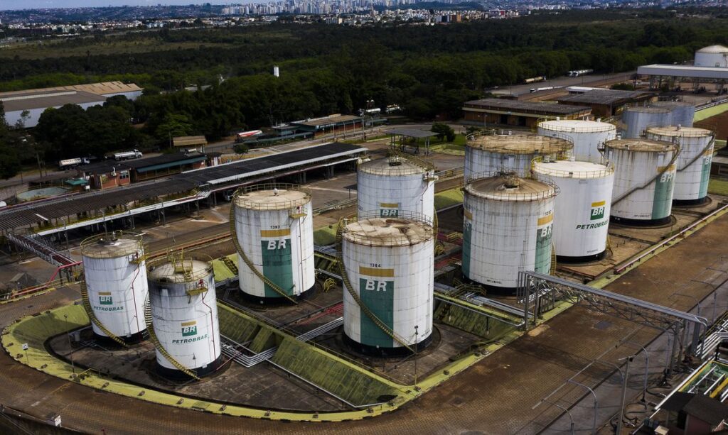 Petrobras reduz em 4% preço da gasolina nas refinarias nesta sexta