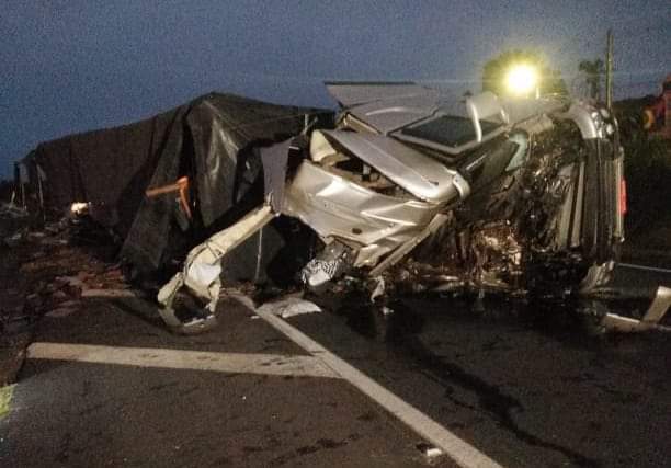 Mulher morre após tombamento de caminhão na PR-151