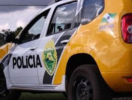 Após denuncias a Policia prende trio suspeito e arma de fogo