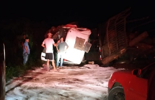 Caminhão tomba na rodovia PR-170 que liga General Carneiro e Bituruna e deixa rodovia interditada