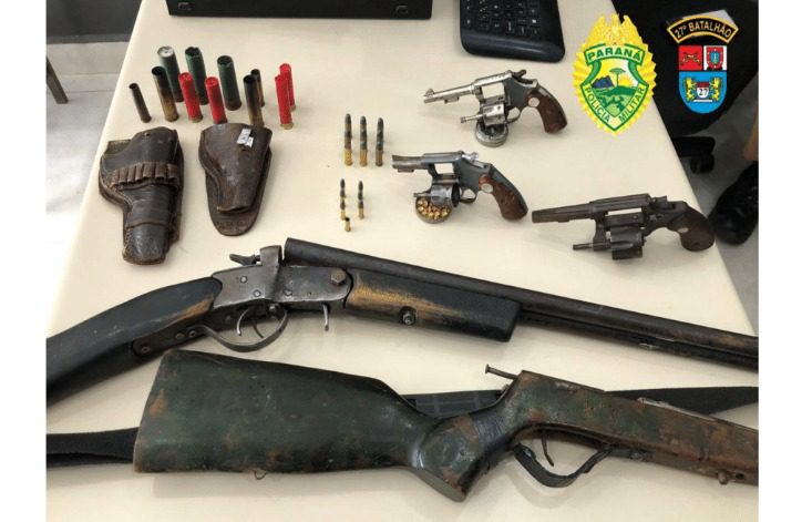 Ao buscar homem com mandado de prisão, PM encontra arsenal de armas e munição, em Cruz Machado