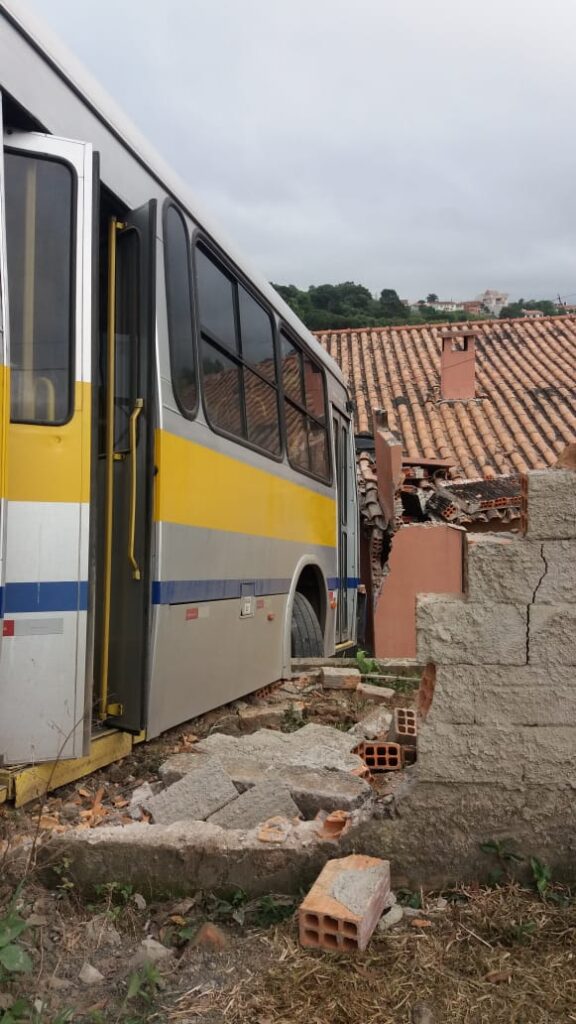 São João do Triunfo: ônibus  escolar atinge casa por freio  estacionário estar desligado
