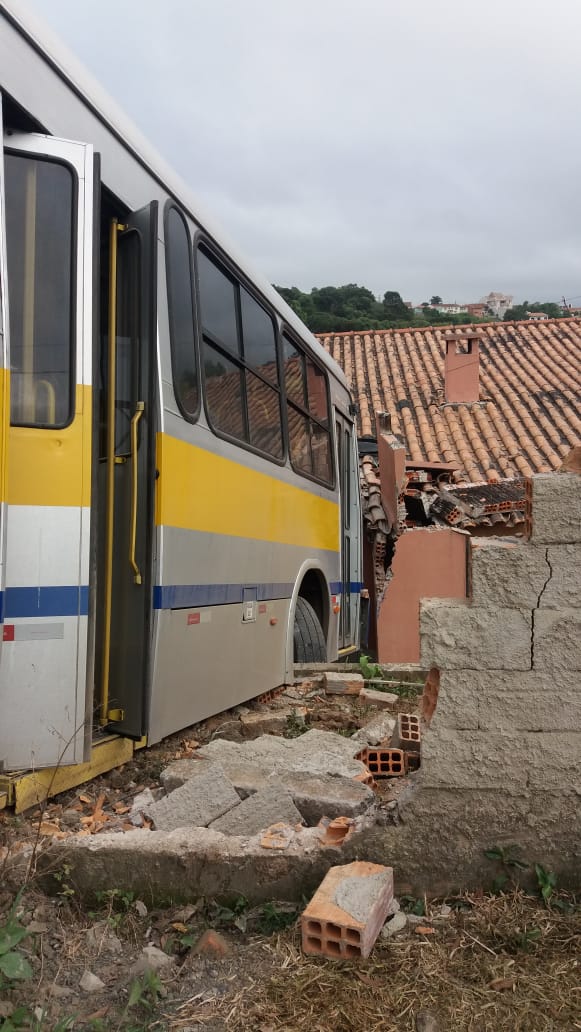 São João do Triunfo: ônibus  escolar atinge casa por freio  estacionário estar desligado