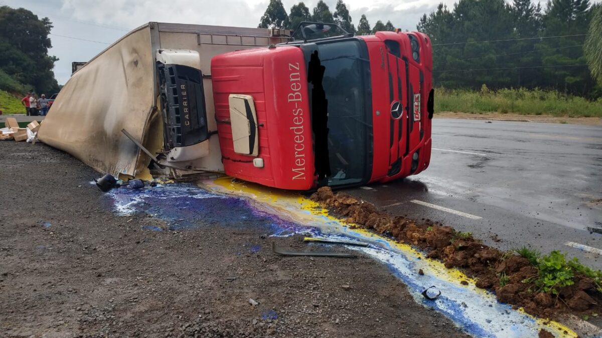 Acidente envolve duas carretas e um carro na BR 476 em São Mateus do Sul