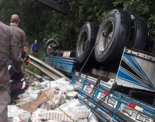 Caminhão carregado de arroz tomba na Serra do Leão em União da Vitória e carga é saqueada