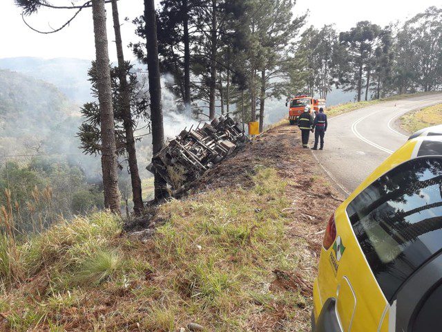 Caminhão pega fogo após tombar na PR-170, em Bituruna