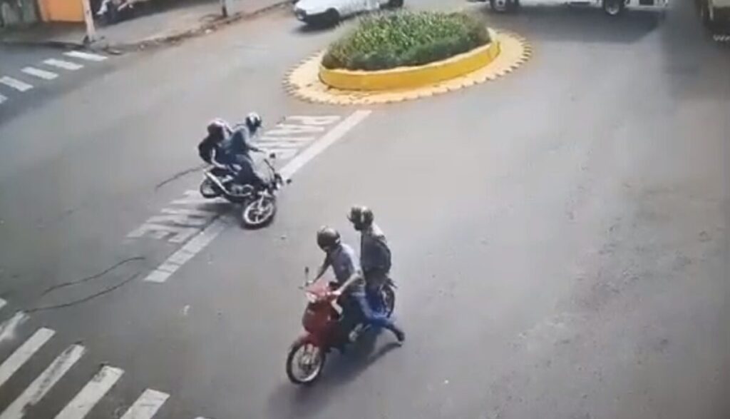 Jovem em moto é arrastada pelo pescoço por fio de telefonia preso em um caminhão no PR; vídeo