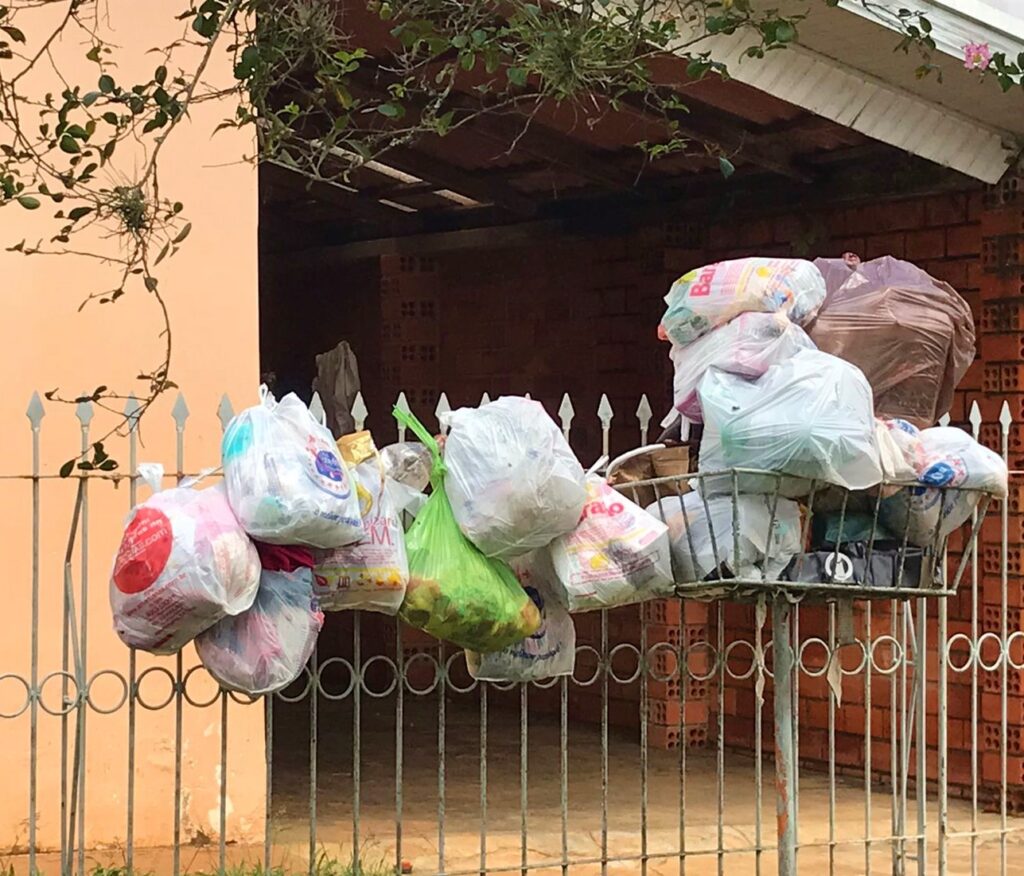 Lixo acumulado gera preocupação em São Mateus do Sul, mas secretário de Meio Ambiente promete solução até essa terça-feira (15)