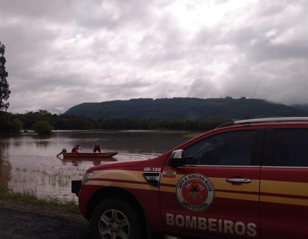 TRAGÉDIA: casal em motocicleta cai em rio em Cruz Machado e mulher morre