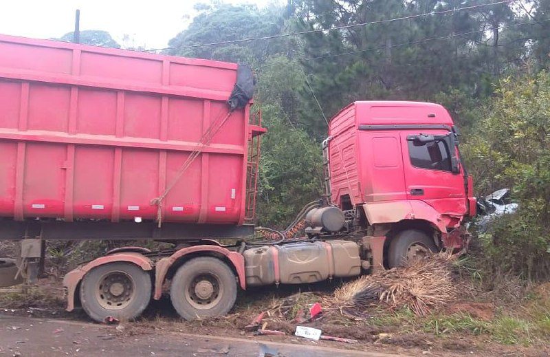 Grave acidente na PR-170 deixa um morto e vítimas nas ferragens, entre elas crianças