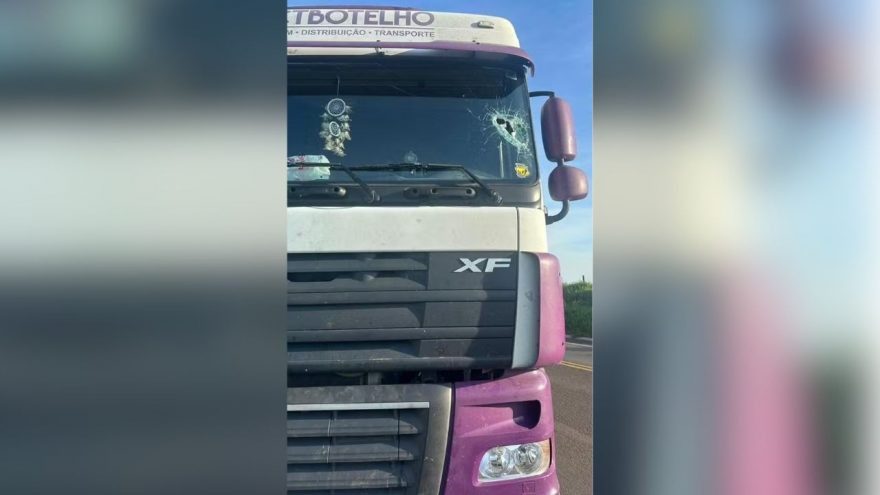 Peça se solta de caminhão e mata motorista de carreta na BR-376
