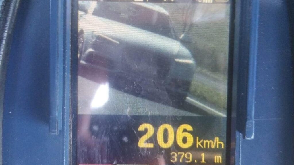 Carro esportivo é flagrado a 206 km/h na BR-376 pela PRF