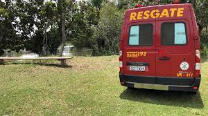 Bombeiros resgatam cadáver em córrego