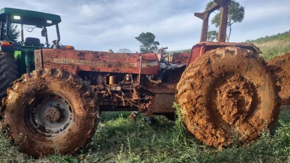 Trator é encontrado enterrado em açude no Paraná