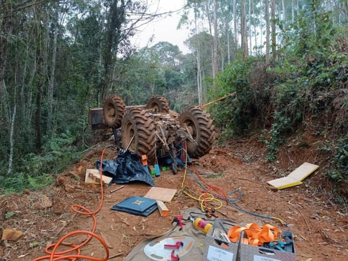 Menina de 8 anos morre em acidente com trator no interior de Santa Catarina