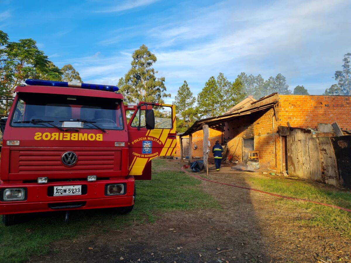 Bombeiros apagam incêndio em galpão na Colônia Cachoeira