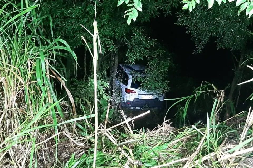 Cadeirante pula de carro em movimento para escapar de assalto e é resgatado com ajuda de repórter