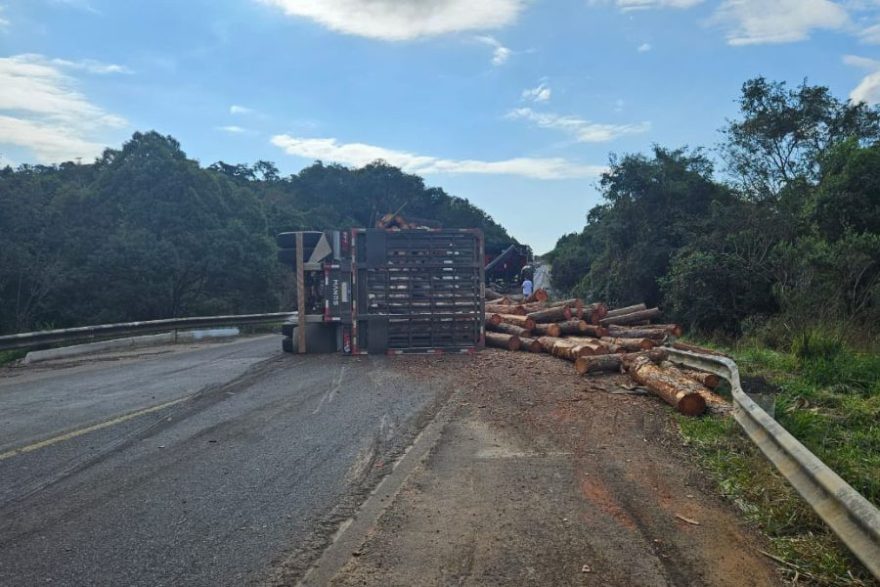 Acidente envolvendo dois caminhões na BR-153 mobiliza equipe da PRF