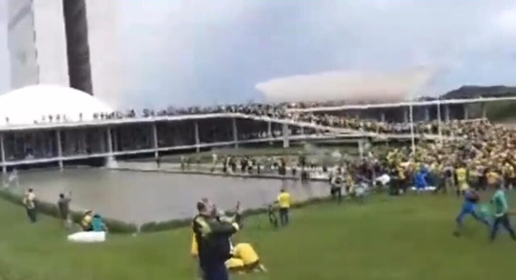 Manifestantes furam bloqueio e invadem o Congresso Nacional