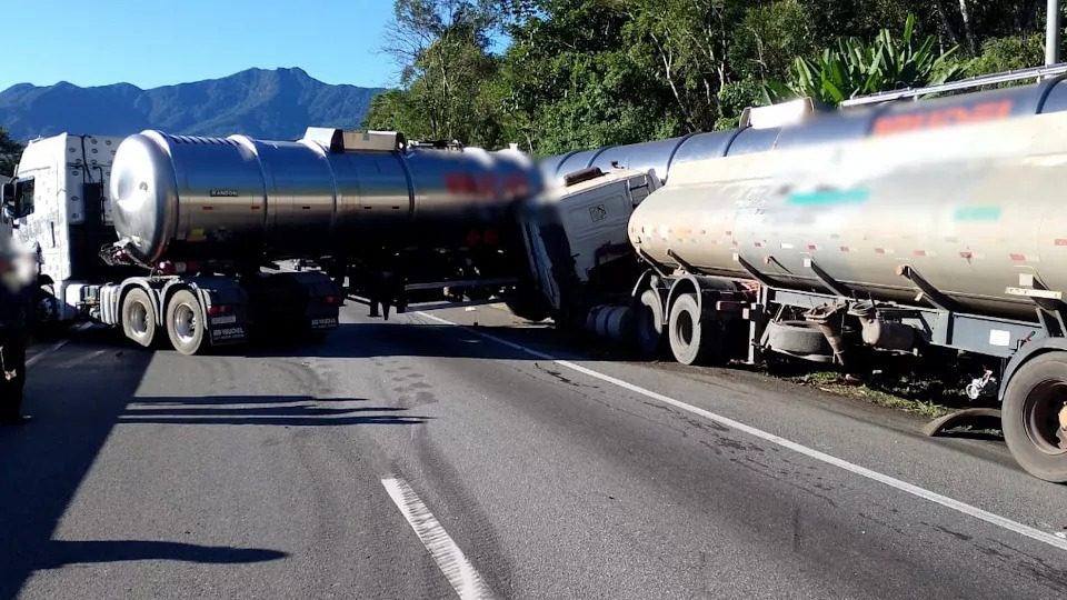 Caminhões se envolvem em batida e interditam BR- 277