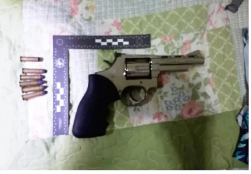 Homem se nega a mostrar mensagens em celular e é baleado pela esposa