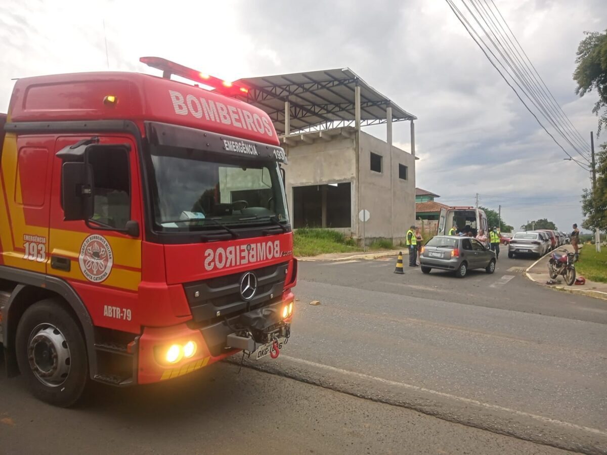 Motociclista se envolve em acidente com automóvel, mas recusa atendimento