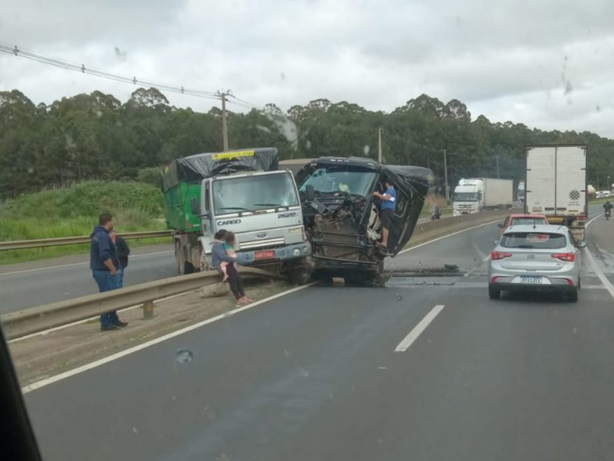 Acidente entre dois caminhões e carro provoca congestionamento na BR-376 em PG