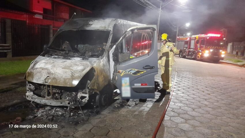 Van de Rebouças que transportava 14 pessoas de Rio Azul é alvo de incêndio em Guaratuba durante a madrugada