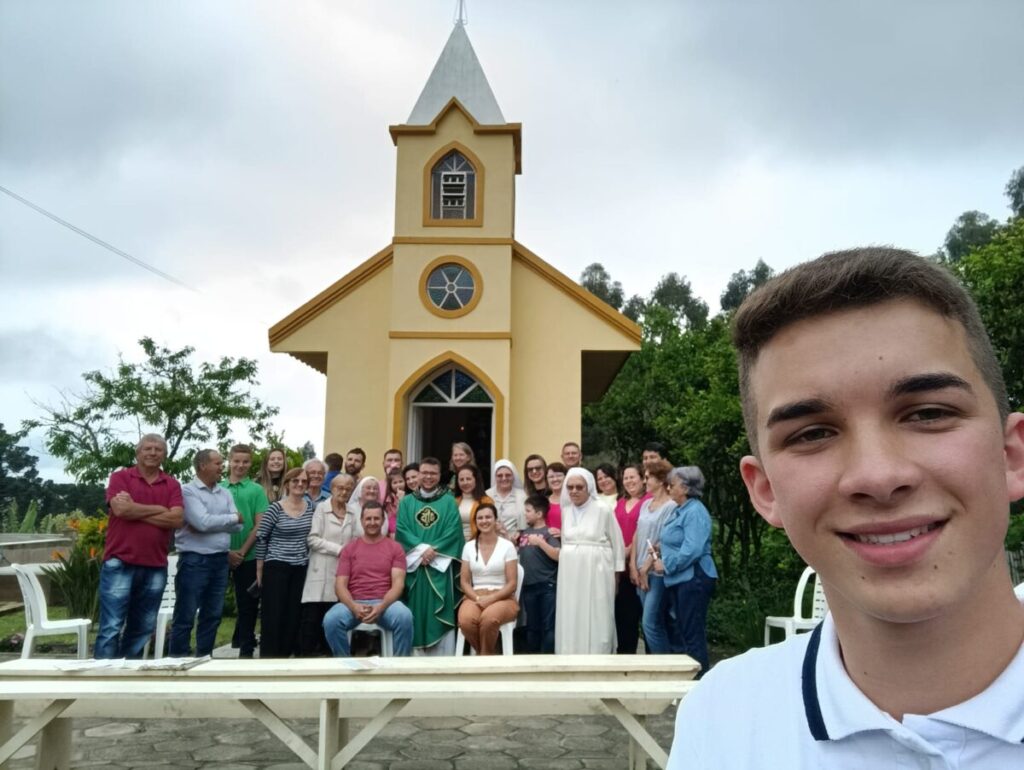 Jovem triunfense, que construiu sua própria igreja, agora segue os passos para realizar seu sonho de se tornar padre