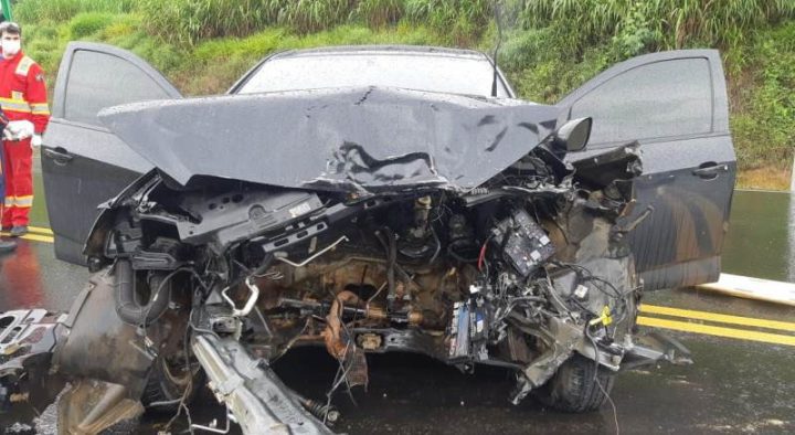 Três carros se envolvem em acidente na BR 277 em Fernandes Pinheiro