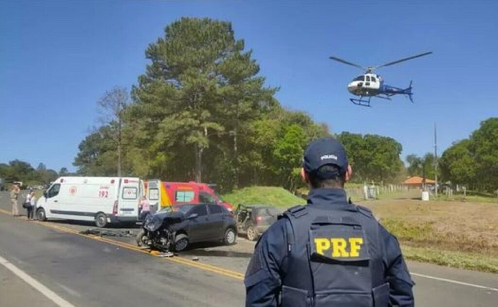 Colisão frontal na BR-277, em Teixeira Soares, resulta em dois feridos e um deles socorrido por helicóptero