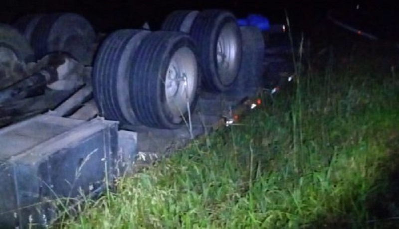 Caminhão de União da Vitória fica destruído após tombar na BR-153