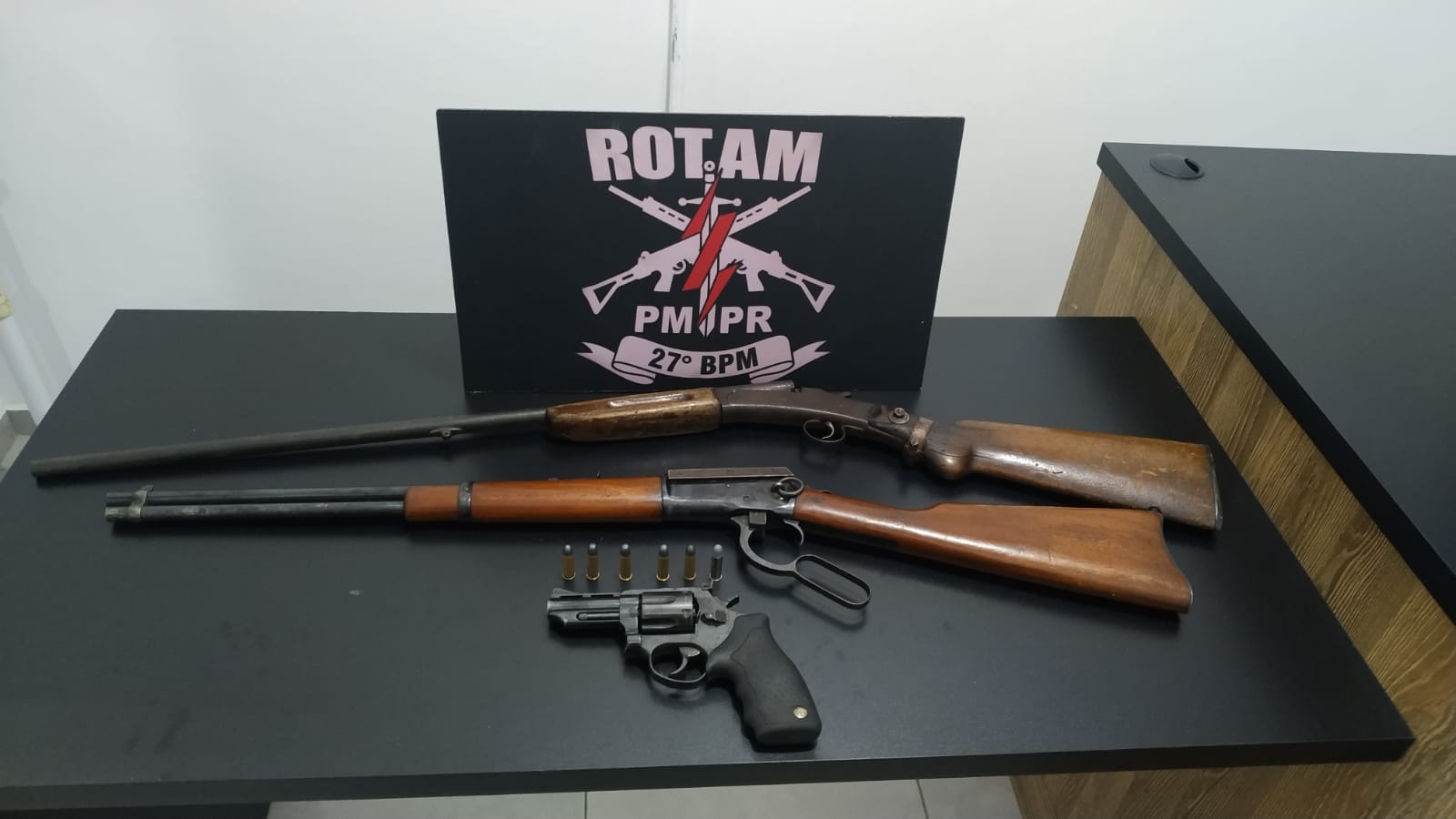 Rotam aprende três armas após abordagem; suspeitos estariam envolvidos em ocorrência anterior de roubo