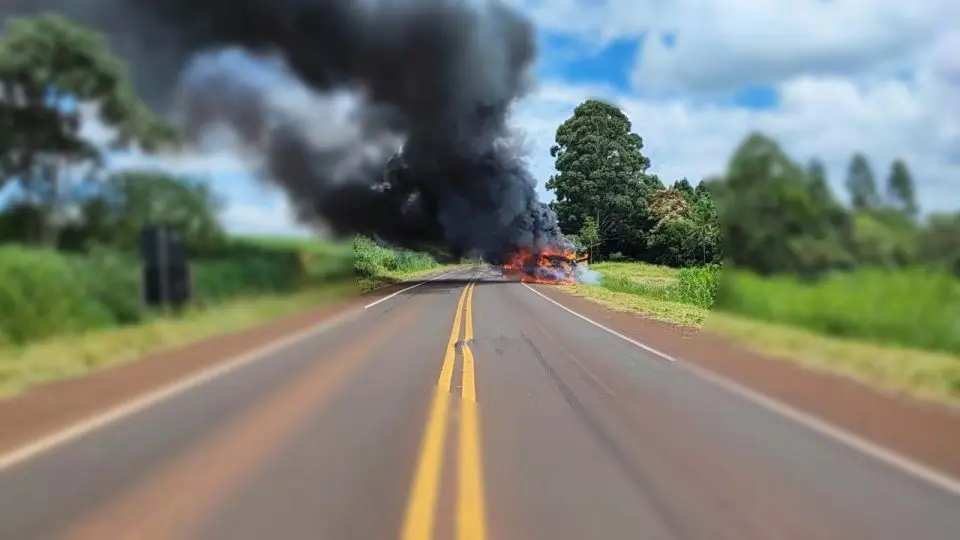 Carro oficial de prefeitura bate contra caminhão, e dois morrem carbonizados no Paraná