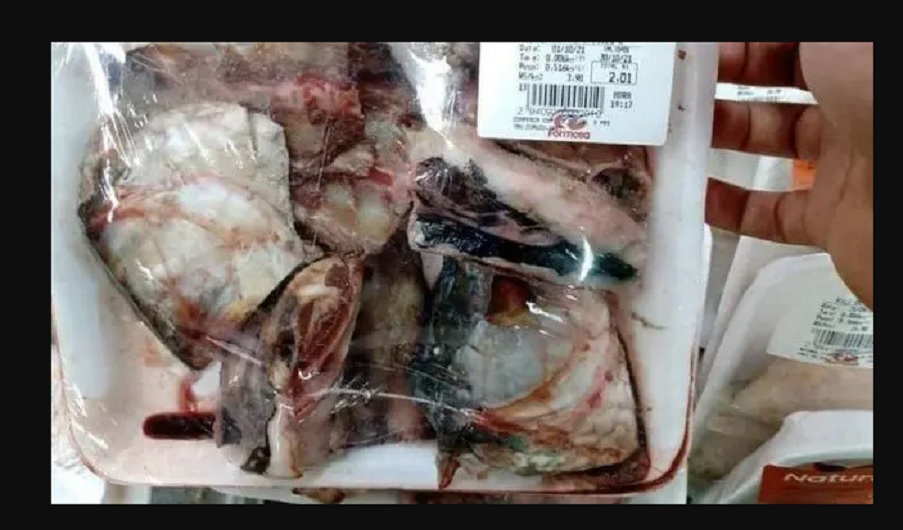 Supermercado vende restos de peixes e imagem repercute nas redes