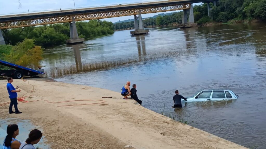 Fiat Uno é encontrado submerso no Rio Iguaçu em São Mateus do Sul