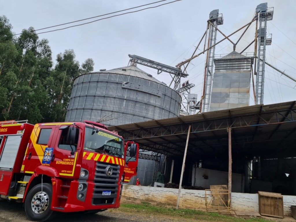 Bombeiros são acionados para combater incêndio em um silo