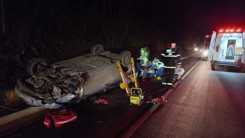 Colisão entre dois veículos teve motorista preso em carro capotado e outra batida na sequência