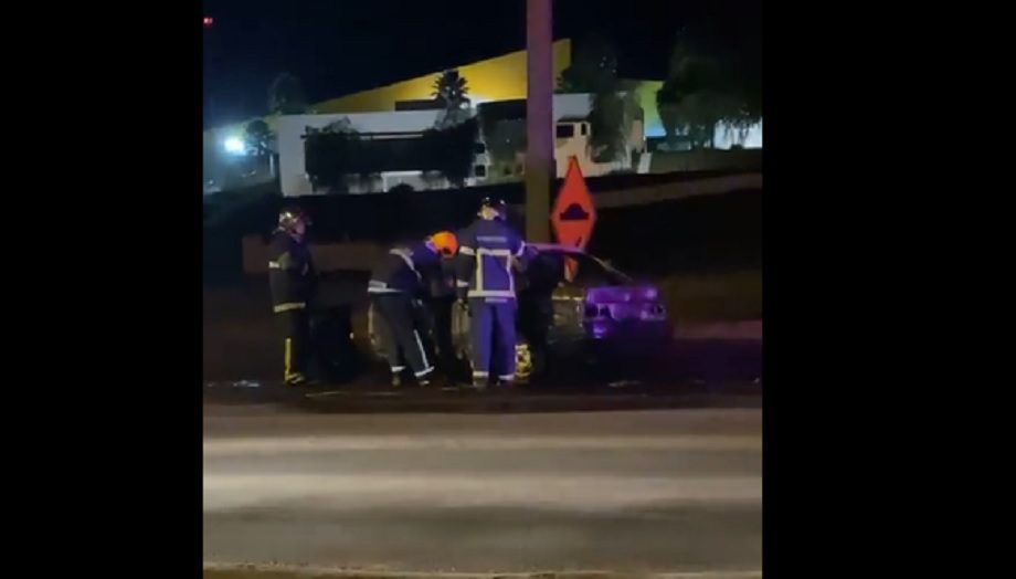 Carro incendiado em frente a MicroXisto deu perda total, motorista não foi encontrado