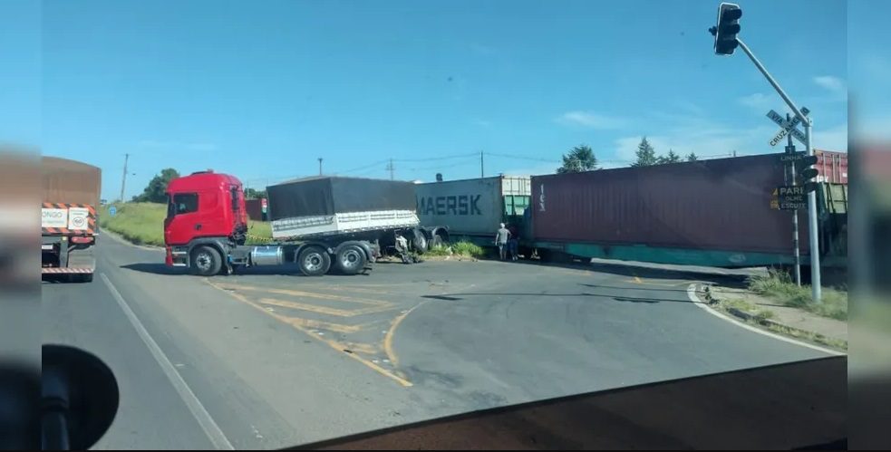 VÍDEO: caminhão fica ‘partido ao meio’ após colisão com trem em PG