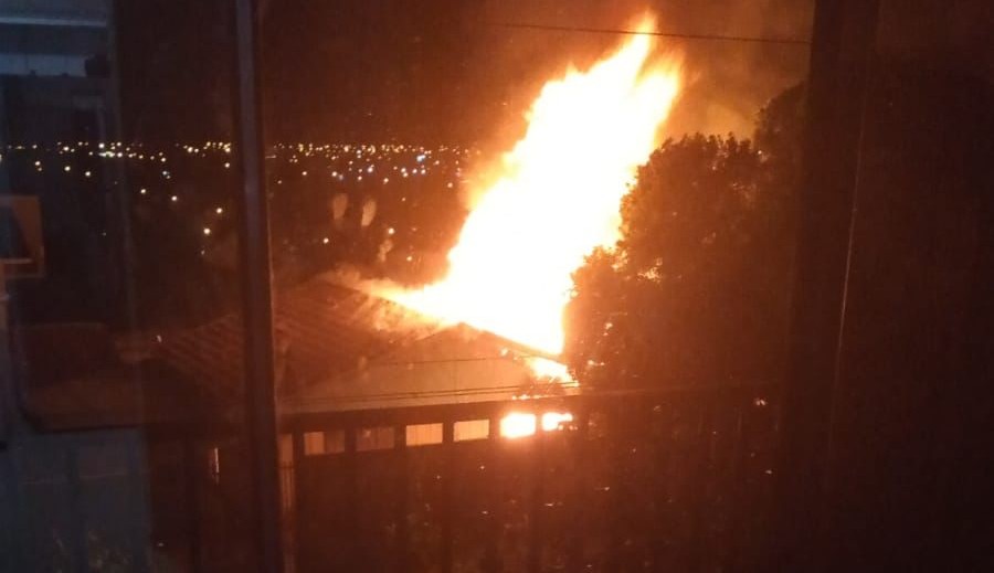 Casa é destruída pelo fogo em São Mateus do Sul