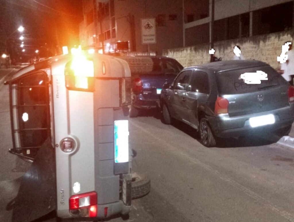 Acidente entre veículos deixa Strada tombada no Centro de São João do Triunfo