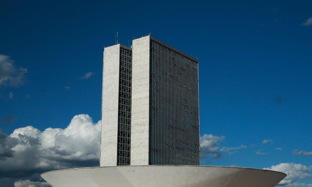 Câmara aprova aumento de salário para presidente, ministros, deputados e senadores