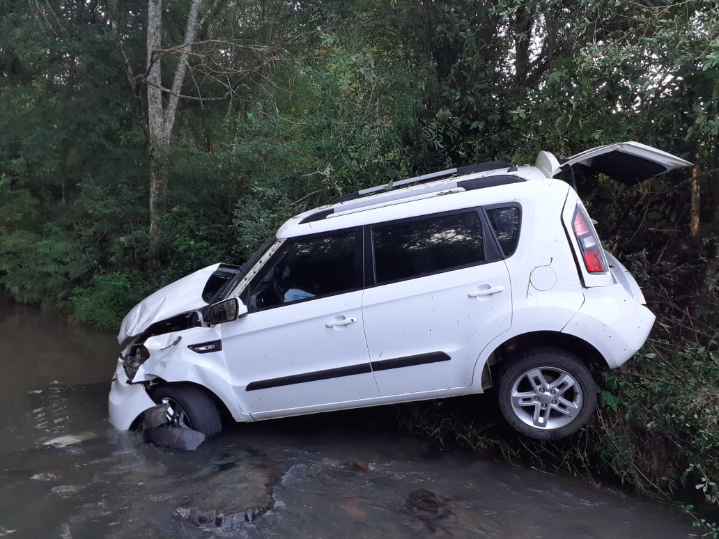 Veículo é encontrado dentro de rio após saída de pista na PR-151, em São Mateus do Sul