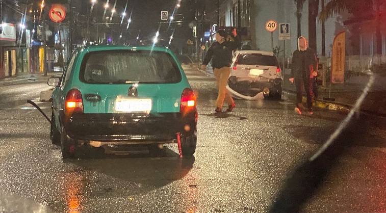 PM atende ocorrência de acidente de trânsito com embriaguez ao volante no centro de São Mateus do Sul