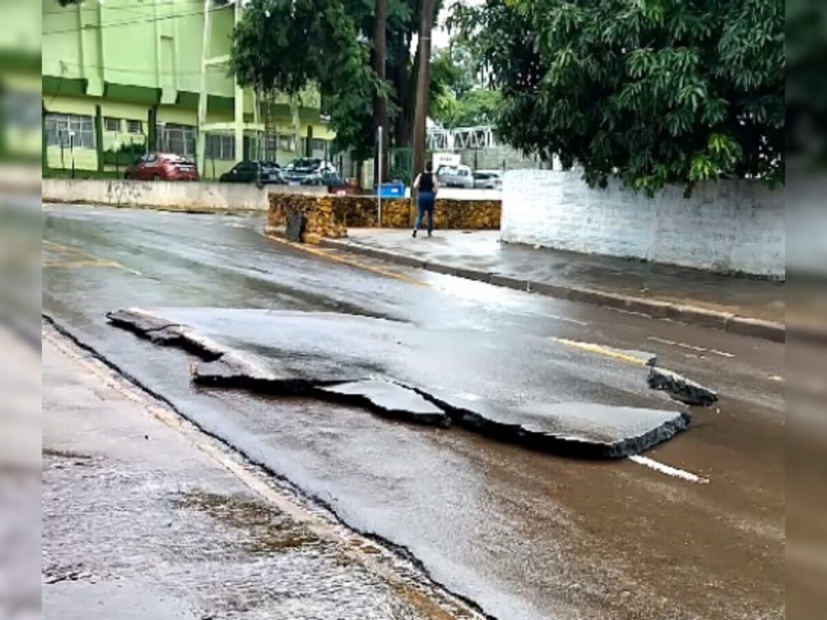 VÍDEO: parte de asfalto é arrancado pelo temporal que atingiu cidade no Paraná