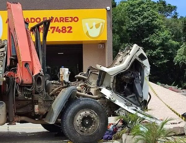 Caminhoneiro morre após cabine se soltar e bater em muro e carro no PR