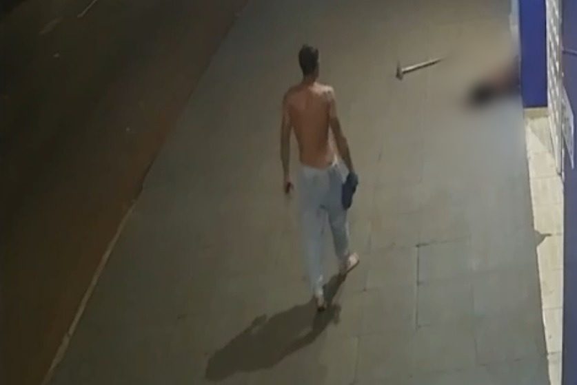 Vídeo: homem é espancado com golpes de enxada em frente a comércio no PR